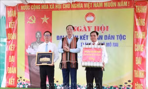 Mỗi người, mỗi nhà là một tấm gương vượt khó và đoàn kết vươn lên