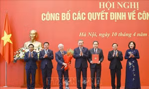 Tổng Bí thư, Chủ tịch nước Tô Lâm trao Quyết định của Bộ Chính trị chỉ định tham gia Đảng ủy Quốc hội nhiệm kỳ 2025 – 2030