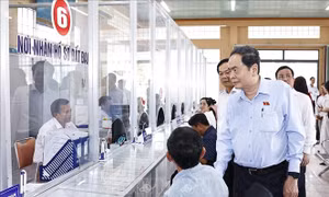 Chủ tịch Quốc hội thăm Trung tâm phục vụ hành chính công xã Vị Thủy (Cần Thơ)