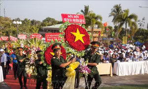 Dâng hương tưởng niệm Anh hùng Lực lượng Vũ trang nhân dân Phan Thị Ràng