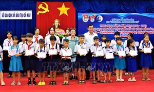 Trao học bổng Vừ A Dính cho học sinh vùng biên giới biển - đảo
