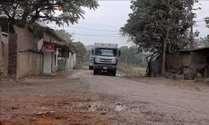 Hòa Bình: Người dân bức xúc vì xe chở vật liệu xây dựng phá nát đường dân sinh 