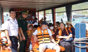 Siết chặt quản lý tàu du lịch trên vịnh