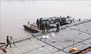 Hạ thủy nhịp cầu phao đầu tiên và trục vớt nhịp cầu Phong Châu bị sập