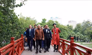 Chủ tịch Quốc hội kiêm Chủ tịch Hạ viện Thái Lan thăm Đền Ngọc Sơn