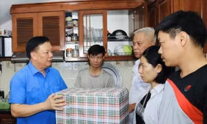 Bí thư Thành ủy Hà Nội thăm hỏi, động viên các nạn nhân vụ cháy chung cư mini