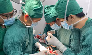 Khen thưởng đột xuất vì cứu sống bệnh nhân vỡ tim do đa chấn thương nghiêm trọng
