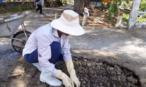 Chuyện về anh Khải tự nguyện vá đường