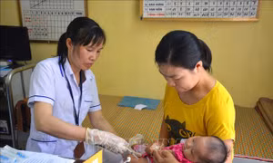 Tiếp tục triển khai tiêm chủng mở rộng an toàn trong mùa dịch COVID-19