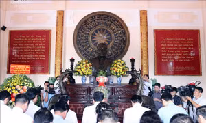 Chủ tịch Quốc hội dâng hương tưởng nhớ các đồng chí tiền bối cách mạng tại Vĩnh Long