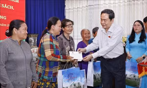 Chủ tịch Quốc hội tặng quà cho đối tượng chính sách tỉnh An Giang