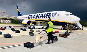 Sơ tán 184 hành khách khỏi máy bay của hãng Ryanair do sự cố