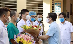 Hình ảnh các y, bác sĩ Vĩnh Phúc lên đường hỗ trợ Bắc Giang, Bắc Ninh 