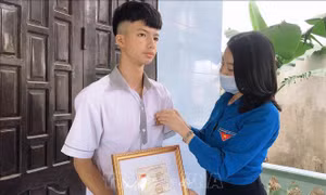 Trao huy hiệu 'Tuổi trẻ dũng cảm' cho học sinh cứu 2 em nhỏ đuối nước