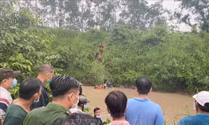 Nhảy qua khe nước, hai trẻ rơi xuống sông Buông tử vong 