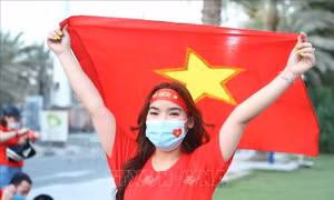 CĐV Việt Nam đến sân Al Maktoum 'tiếp lửa' cho thày trò Park Hang-seo