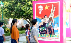 Triển lãm tranh cổ động nhân dịp kỷ niệm 110 năm Ngày Bác Hồ tìm đường cứu nước
