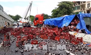 Xe đầu kéo nổ lốp bị lật ngang khiến hàng trăm két bia rơi vỡ