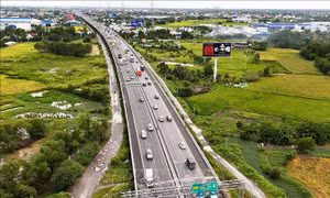 Phạt xe biển xanh đi vào làn khẩn cấp trên cao tốc 