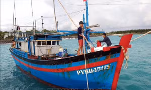 Hỗ trợ tàu cá Phú Yên bị hỏng máy tại quần đảo Trường Sa