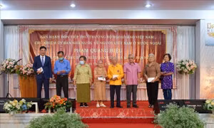 Tặng quà, bằng khen cho các kiều bào tại Thái Lan có công với đất nước