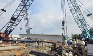 Gác nhịp dầm đầu tiên cầu Đại Ngãi 2 nối đôi bờ sông Hậu