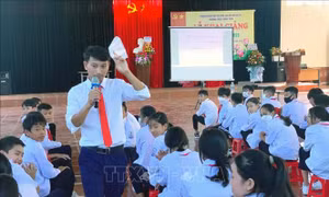 Người thầy truyền cảm hứng khoa học cho học trò đảo tiền tiêu