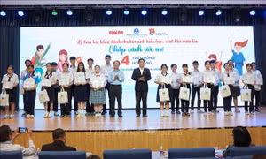 Trao học bổng 'Chắp cánh ước mơ' cho 100 học sinh vượt khó, hiếu học