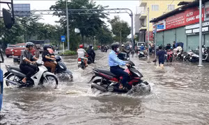 Triều cường vượt đỉnh lịch sử, TP Hồ Chí Minh chìm trong biển nước