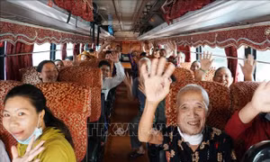 Chuyến xe yêu thương đưa bệnh nhân về quê đón Tết
