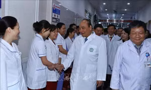 Thủ tướng Nguyễn Xuân Phúc: Đội ngũ y, bác sỹ là những 'người anh hùng thầm lặng'
