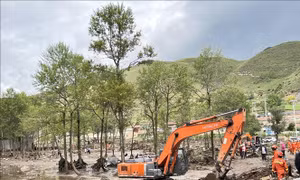 Trung Quốc khẩn trương cứu hộ sau lở đất 