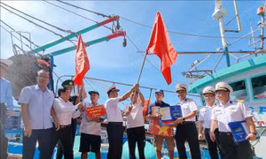 Lực lượng Hải quân tích cực hỗ trợ ngư dân vươn khơi, bám biển