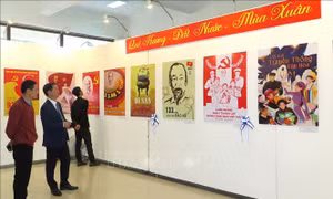 Khai mạc triển lãm 'Quê hương - Đất nước - Mùa xuân'