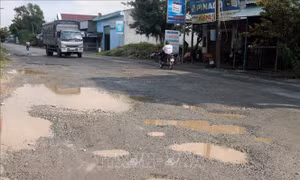 Nhiều đoạn trên Quốc lộ 80 xuống cấp, hư hỏng nặng