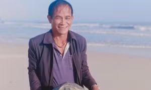 Cứu hộ và thả rùa xanh bị mắc lưới về biển