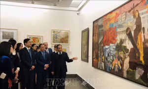 Khai mạc triển lãm chuyên đề '95 mùa xuân có Đảng'