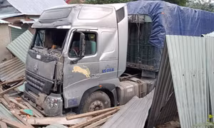 Xe container mất lái tông sập nhà dân, 3 người thoát chết thần kỳ