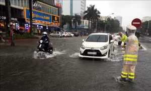 Nhiều tuyến đường ở Nghệ An vẫn bị ách tắc do sạt lở, ngập nước