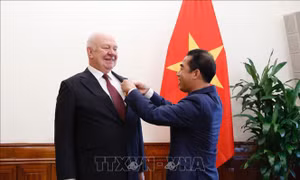 Trao Huân chương Hữu nghị tặng Đại sứ Liên bang Nga tại Việt Nam