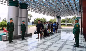 Tiếp nhận 12 công dân Việt Nam do cơ quan chức năng Campuchia trao trả