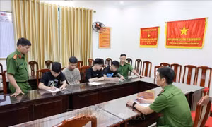 Tạm giữ hình sự nhóm thanh thiếu niên lạng lách, đánh võng xe máy và quay clip đăng TikTok