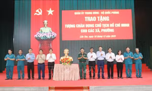 Trao tặng tượng chân dung Chủ tịch Hồ Chí Minh cho UBND các xã, phường ở Cần Thơ