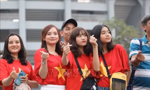 Cổ động viên Việt Nam 'biến' Rajamangala thành sân nhà