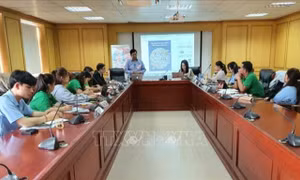 Trao đổi kinh nghiệm, nâng cao kỹ năng thông tin về môi trường cho nhà báo Lào