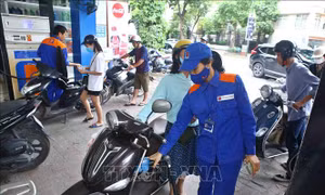 Xăng RON 95 giảm nhẹ còn 20.330 đồng/lít