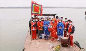 Nghi lễ lấy nước đầu năm mới từ ngã ba sông ở Phú Thọ