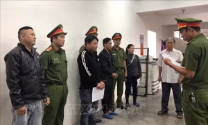 Khởi tố 5 đối tượng bắt giữ người trái pháp luật