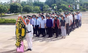 Phó Chủ tịch Quốc hội Tòng Thị Phóng dâng hương tưởng nhớ các anh hùng liệt sỹ tại Quảng Nam