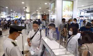 Kiểm soát nghiêm giấy tờ tùy thân của hành khách ở cửa ra máy bay